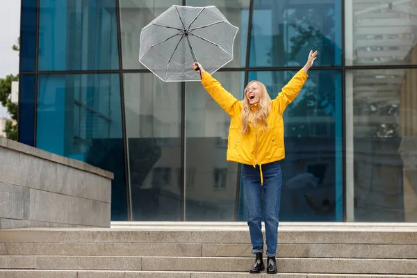 Flicka Gula Regnrockar Med Paraply Att Skratta Och Dansa Staden — Stockfoto