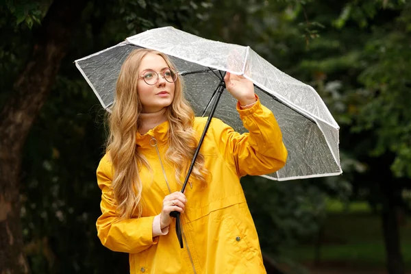 Flicka Regnrock Med Ett Paraply Hösten Grön Bakgrund — Stockfoto