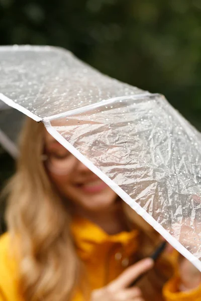 Femme Sous Parapluie Sourit Gros Plan — Photo