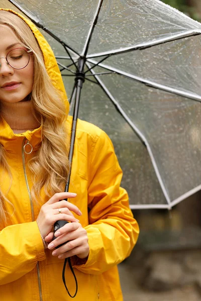 Flicka Gul Regnrock Med Paraply Närbild — Stockfoto