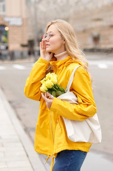Sonbaharda Şehirde Çiçekli Sarı Ceketli Bir Kız — Stok fotoğraf