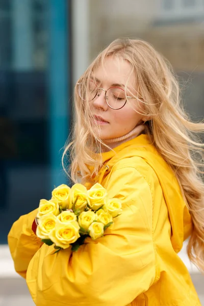 Blondine Mit Gelben Blumen Auf Blauem Grund Bei Einem Stadtspaziergang — Stockfoto