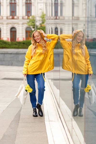 Блондинка Желтом Плаще Эко Сумкой Городе Дождливую Погоду — стоковое фото