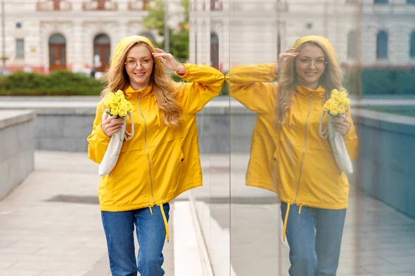 Kvinna Ljust Gul Regnrock Med Eko Väska Staden Promenad Regnet — Stockfoto