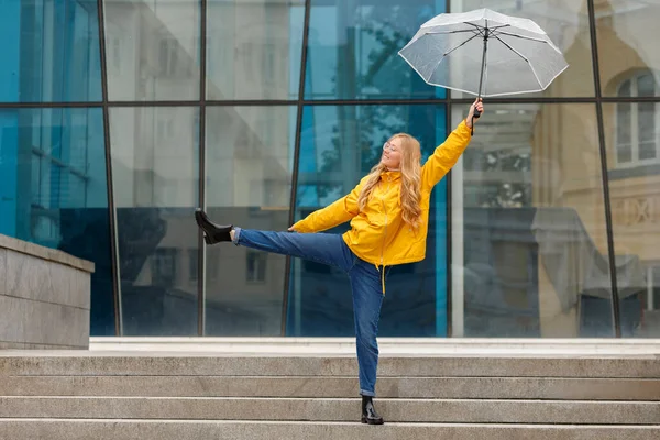 Şemsiyeli Sarı Yağmurluklu Mutlu Kadın Yağmurda Yürüyüşe Çıktı — Stok fotoğraf