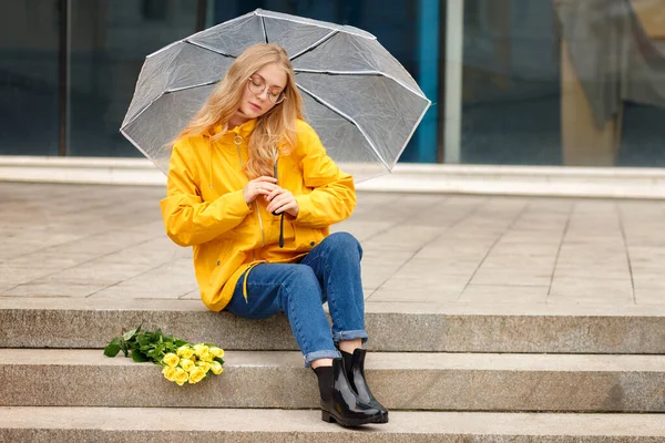 Mujer Melancólica Impermeable Con Paraguas Sienta Los Escalones Bajo Lluvia —  Fotos de Stock