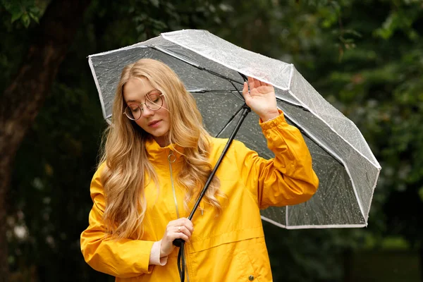 Yeşil Arka Planda Şemsiyesi Olan Kadın Yakın Plan — Stok fotoğraf