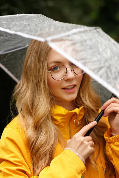 Porträtt Blondin Gul Regnrock Med Närbild Paraply — Stockfoto