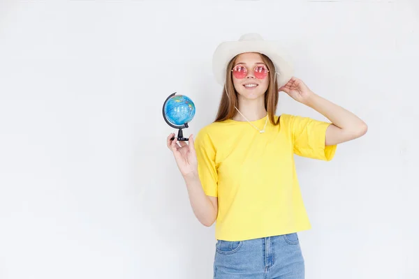 Vrouw Met Een Hoed Met Een Wereldbol Een Witte Achtergrond — Stockfoto