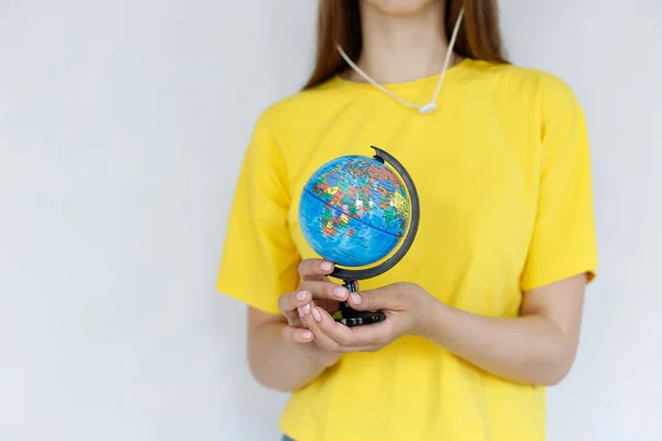 Meisje Helder Shirt Met Globe Grijze Achtergrond Close — Stockfoto