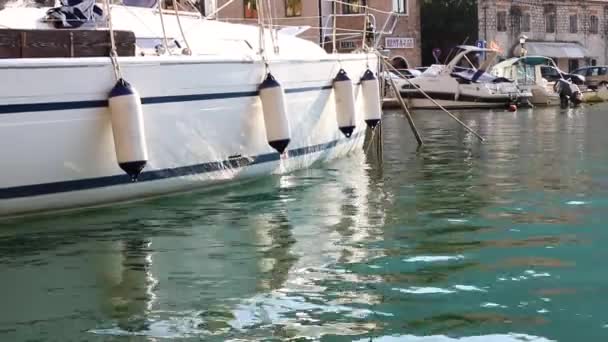Yates Blancos Agua Turquesa Del Puerto Kotor Kotor Montenegro 2021 — Vídeo de stock