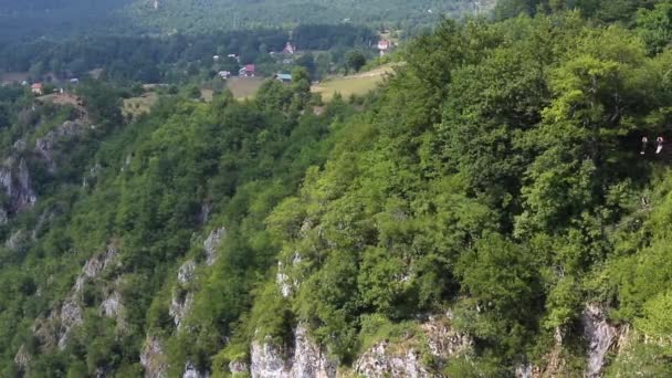 Dois Turistas Descem Tirolesa Contra Fundo Desfiladeiro — Vídeo de Stock