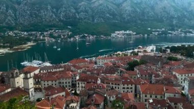 Günbatımında antik Kotor şehrinin en üst manzarası. Kotor Körfezi. Avrupa fiyordu. Kotor Montenegro 12.07.2021