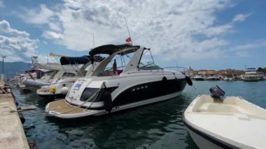 Budva limanında dalgalar üzerinde sallanan Karadağ bayrağı olan yatlar. Budva. Karadağ 12,07,2021