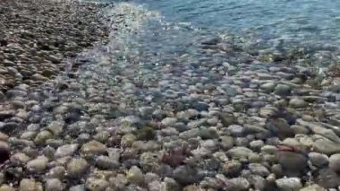 Çakıl taşı plajında berrak deniz suyu. Adriyatik Denizi