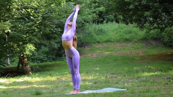 Una Chica Chándal Lila Parque Por Mañana Practica Yoga Estirado — Vídeos de Stock