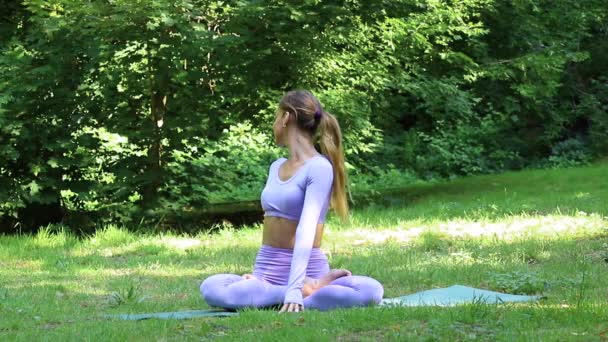 Mujer Haciendo Yoga Meditación Parque Por Mañana Verano — Vídeo de stock