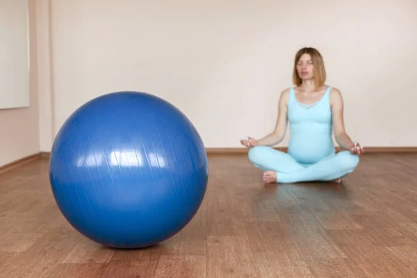 Blauwe Fitnessbal Tegen Achtergrond Van Een Zwangere Vrouw Blauwer — Stockfoto