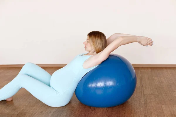 Une Femme Enceinte Combinaison Bleue Étire Sur Une Balle Fitness — Photo