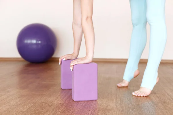 Het Meisje Bezig Met Blokken Voor Fitness Een Lichte Hal — Stockfoto
