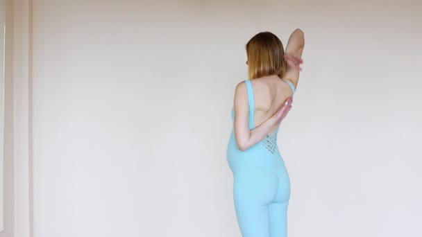 Gravid Kvinna Tight Träningsoverall Gör Yogaövningar När Hon Står Med — Stockvideo