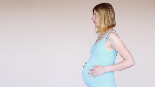 Mulher Grávida Acariciando Sua Barriga Fundo Leve — Vídeo de Stock