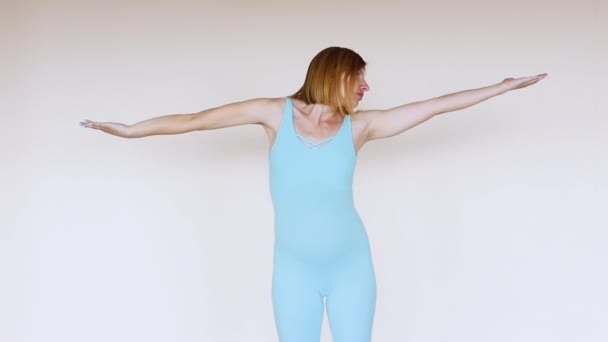 Die Schwangere Yogini Knetet Ihre Hände Dehnung Und Bewegung Für — Stockvideo