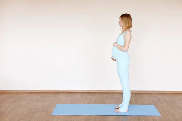 Zwangere Vrouw Yoga Pak Vasthouden Aan Haar Maag Training — Stockfoto