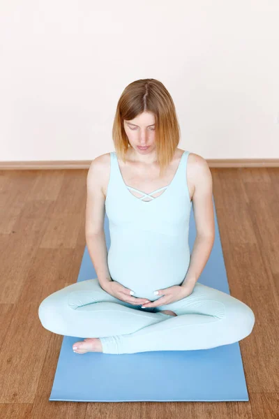 Zwangere Vrouw Lotus Positie Een Sportmat Mediteren — Stockfoto