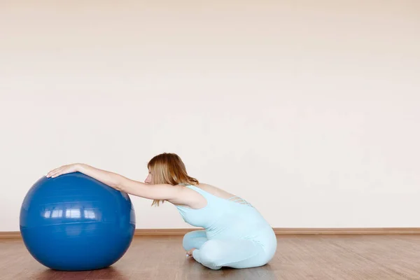 Zwanger Vrouw Met Een Fitness Bal Een Yoga Pak Treinen — Stockfoto