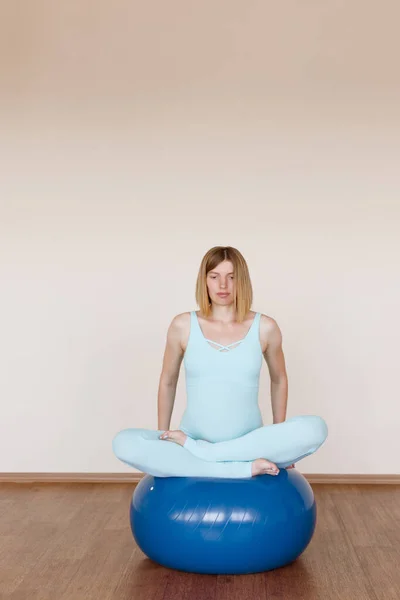 Egy Terhes Egy Fitnesz Labdán Képzés Terhes Nők Számára — Stock Fotó
