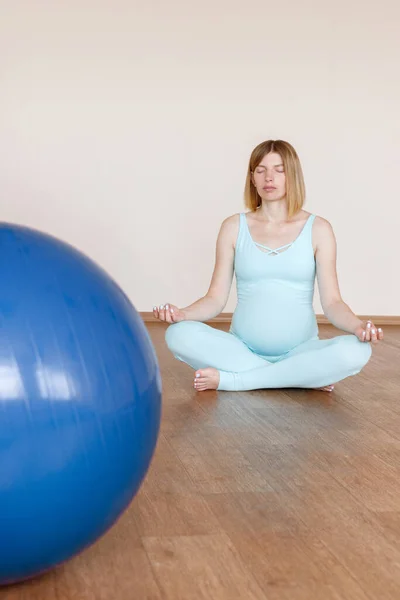 Zwangere Vrouw Mediteren Een Studio Met Een Fitness Bal — Stockfoto