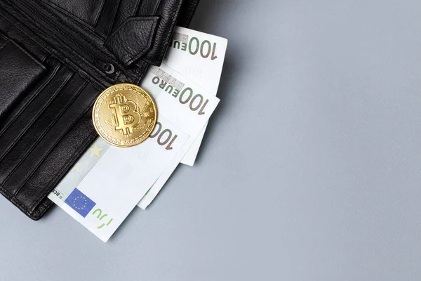 Goud Bitcoin Euro Een Grijze Achtergrond Elektronische Betalingen Uitwisseling — Stockfoto