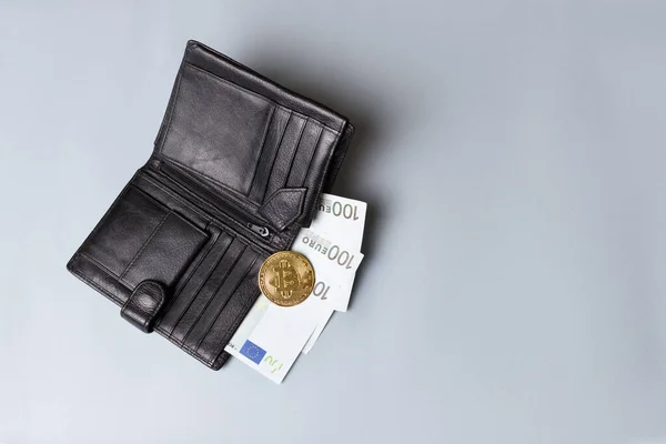 Uma Carteira Preta Com Bitcoin Ouro Euro Fundo Cinza Criptomoeda — Fotografia de Stock