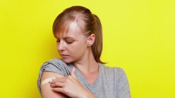 黄色の背景をした女性がワクチンを作って笑顔になり — ストック動画