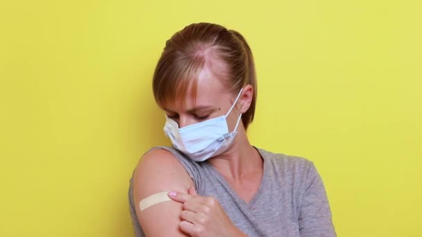 Vrouw Een Grijs Shirt Met Een Vaccin Glimlacht Doet Haar — Stockvideo