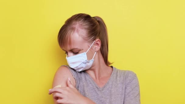 Mulher Vacinando Tirando Máscara Médica Sorrindo Fundo Amarelo — Vídeo de Stock