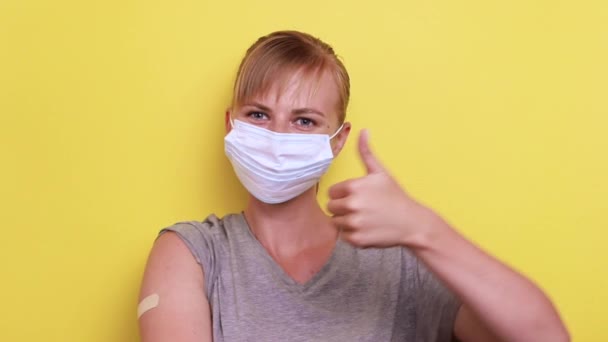 Flicka Medicinsk Mask Vaccinerad Gul Fast Bakgrund — Stockvideo