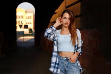 Kentte akşam kemerde zarif bir genç kadın portresi. şehir biçimi