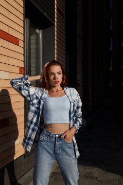 Şehirde yürüyen bir şehirde sontz çalan çekici bir model.