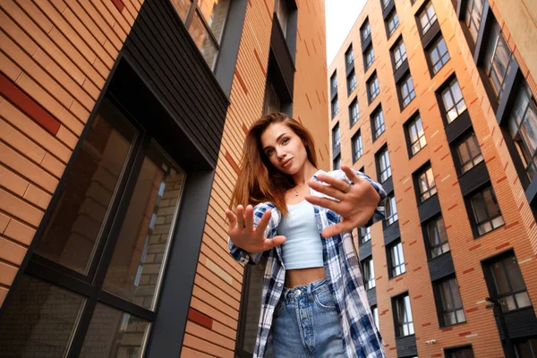 Modell Schließt Die Hände Urbanen Stil Blick Von Unten — Stockfoto