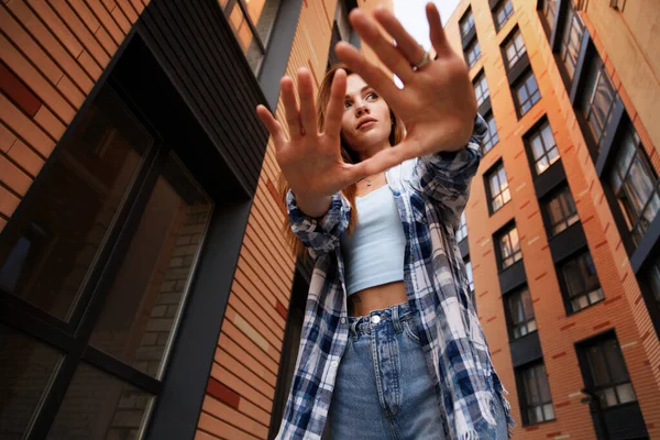 Attraktive Frau Zwischen Den Gebäuden Der Stadt Von Unten Gesehen — Stockfoto