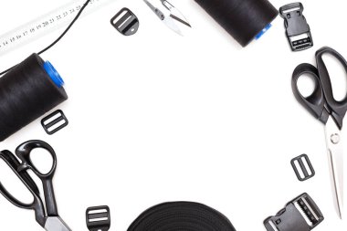 İzole edilmiş beyaz bir arkaplanda dikiş cihazları. Makas ve dikiş aksesuarları