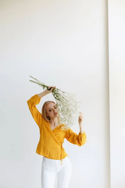 Blondynka Kwiatami Makijaż Jesienią Jasnym Tle Blogerka — Zdjęcie stockowe