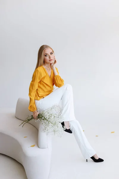 Ung Snygg Flicka Fashionabla Kläder Ljus Interiör Med Torra Blommor — Stockfoto