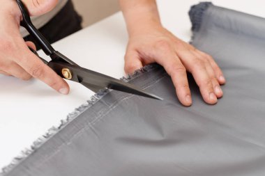 Bir adam makasla masayı kesiyor. yakın plan