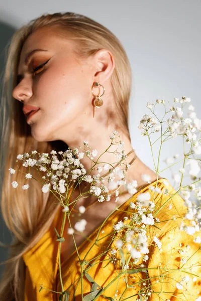 Modelka Blogerka Moda Blondynka Kwiatami Kolczykami Uszach Zbliżenie — Zdjęcie stockowe