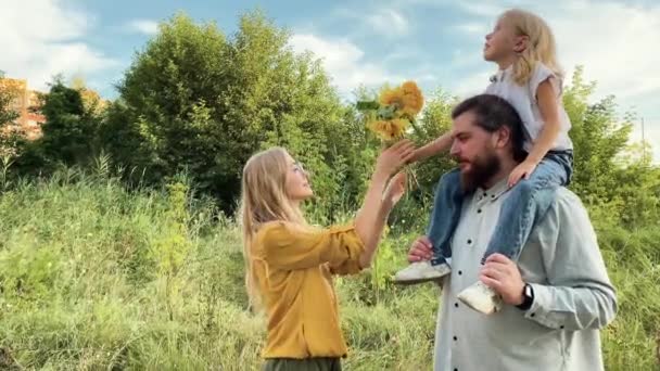 Den Lille Jenta Gir Mamma Blomster Til Spasertur Parken – stockvideo