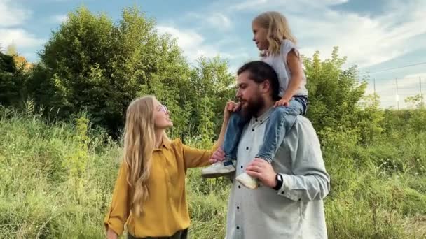 Ung Familj Kommunicerar Promenad Naturen Och Tittar Vänster — Stockvideo