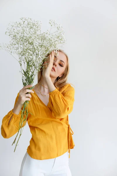 Eine Junge Blondine Mit Trockenen Blumen Bedeckt Ihr Gesicht Mit — Stockfoto